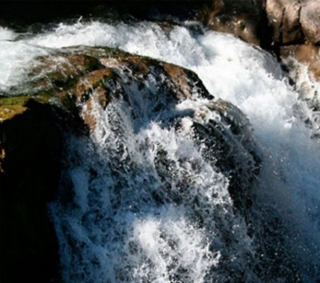  l'eau heurte un rocher 